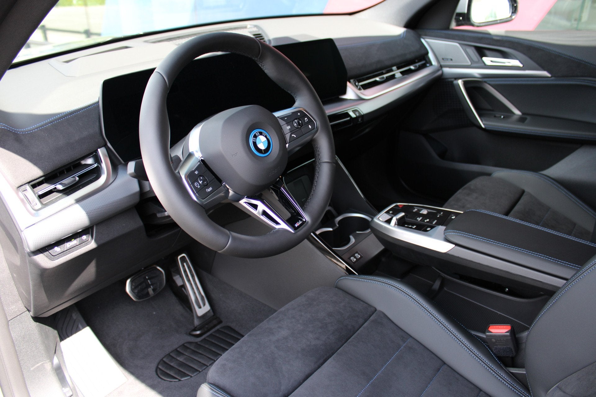 BMW iX2 eDrive20 M Sport / Panoramadak / Trekhaak / Sportsto, Auto's, BMW, Dealer onderhouden, IX2, Zwart, Nieuw