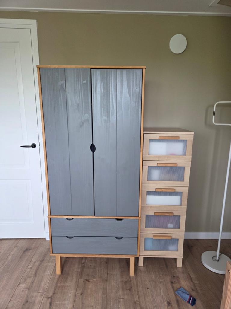 Kledingkast met grijze deuren (nieuw in ongeopende doos), Ophalen, 100 tot 150 cm, Nieuw, 50 tot 75 cm