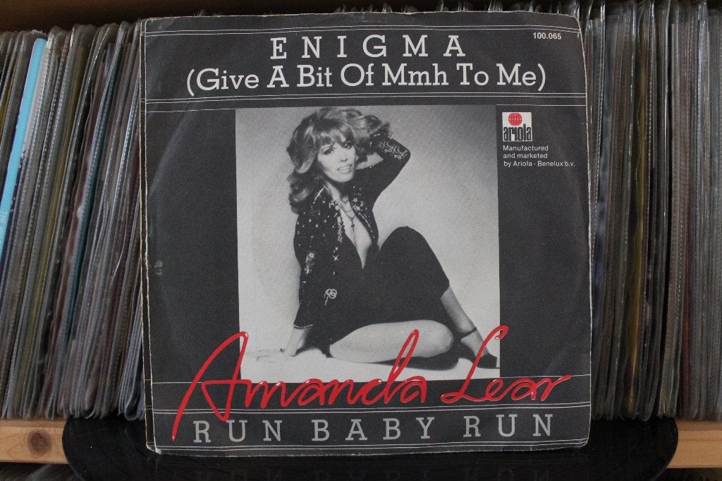 7" Single Amanda Lear - Enigma (Give A Bit Of Mmh To Me) / R, Gebruikt, 7 inch, Ophalen of Verzenden, Pop