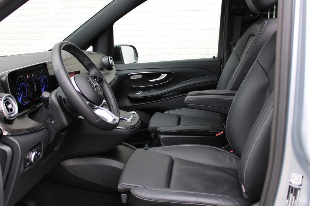 Mercedes-Benz EQV 300 L2 / AMG / Luchtvering / Panorama / 7-, Auto's, Mercedes-Benz, Gebruikt, Overige carrosserieën, Met garantie (alle)