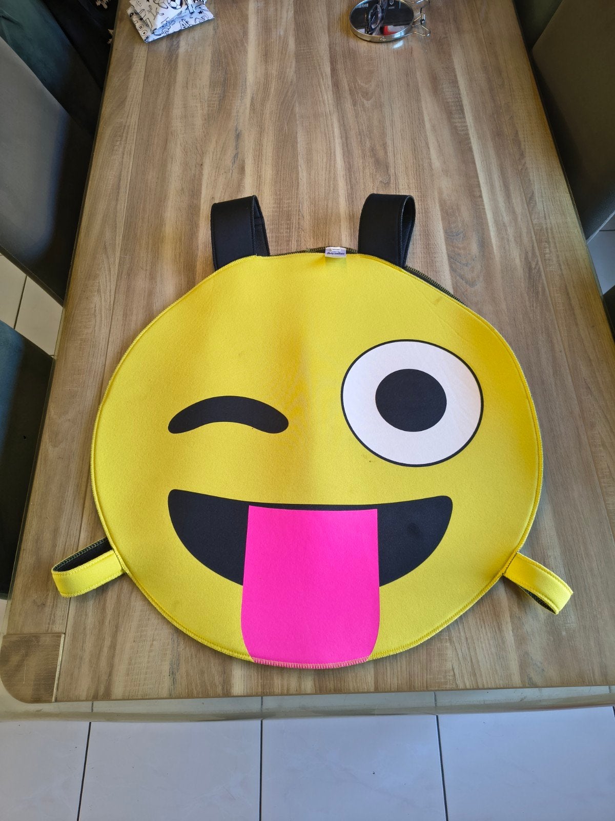 Emoji Kostuum - Knipoog Gezicht met Tong - One Size, Ophalen of Verzenden, Zo goed als nieuw, Kostuum, Carnaval