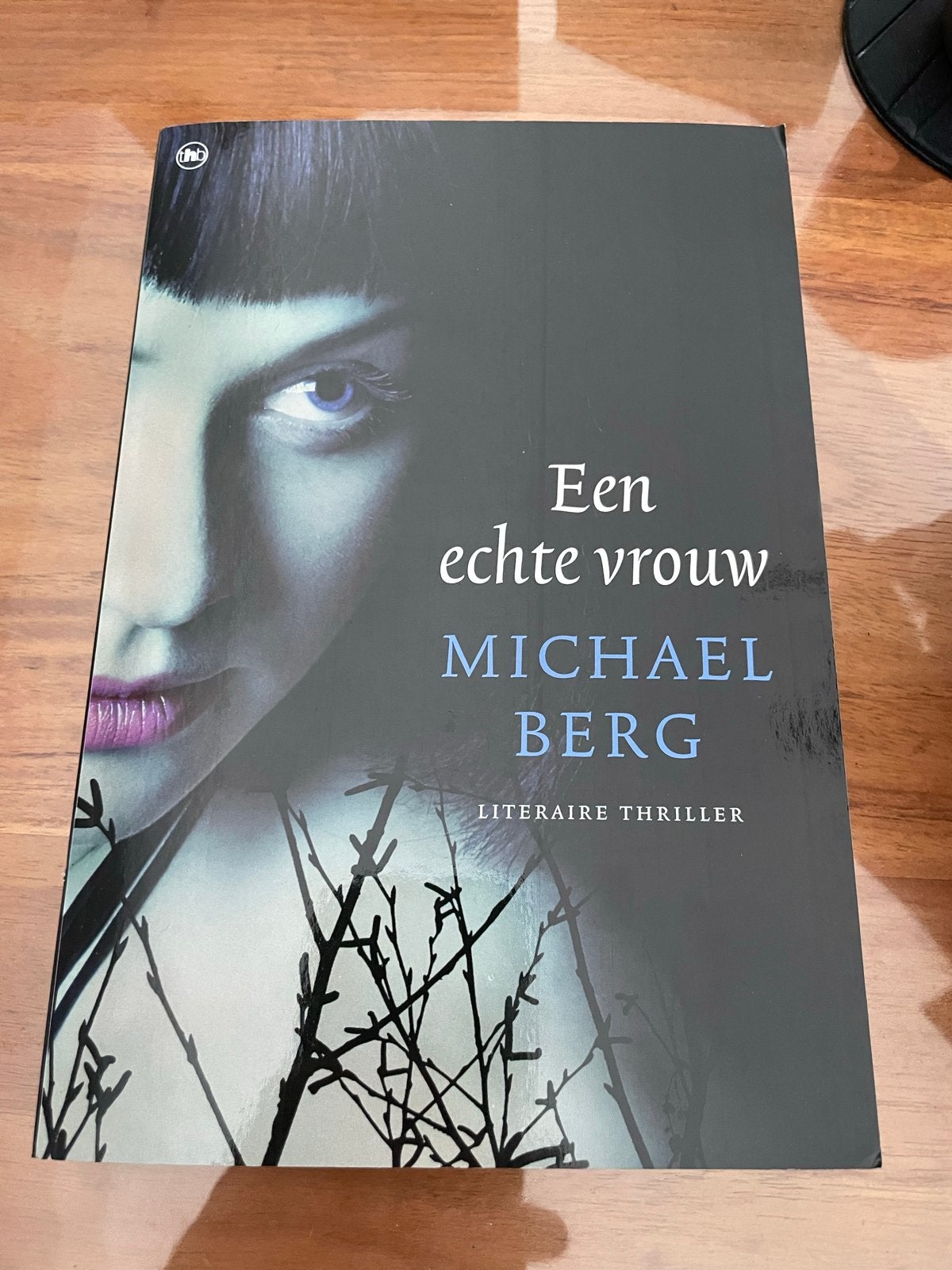 Een Echte Vrouw - Michael Berg (Literaire Thriller), Ophalen of Verzenden, Zo goed als nieuw, Nederland