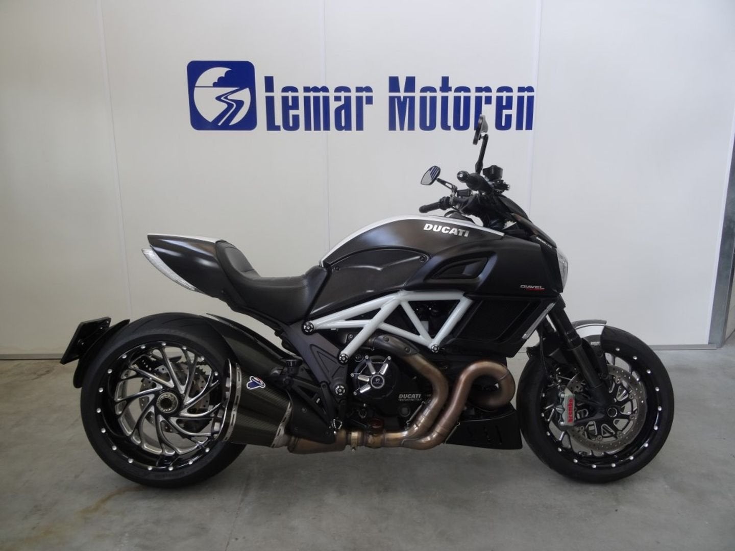 DUCATI DIAVEL CARBON WHITE (bj 2014), DUCATI, 2 cilinders, 1198 cc, Bedrijf