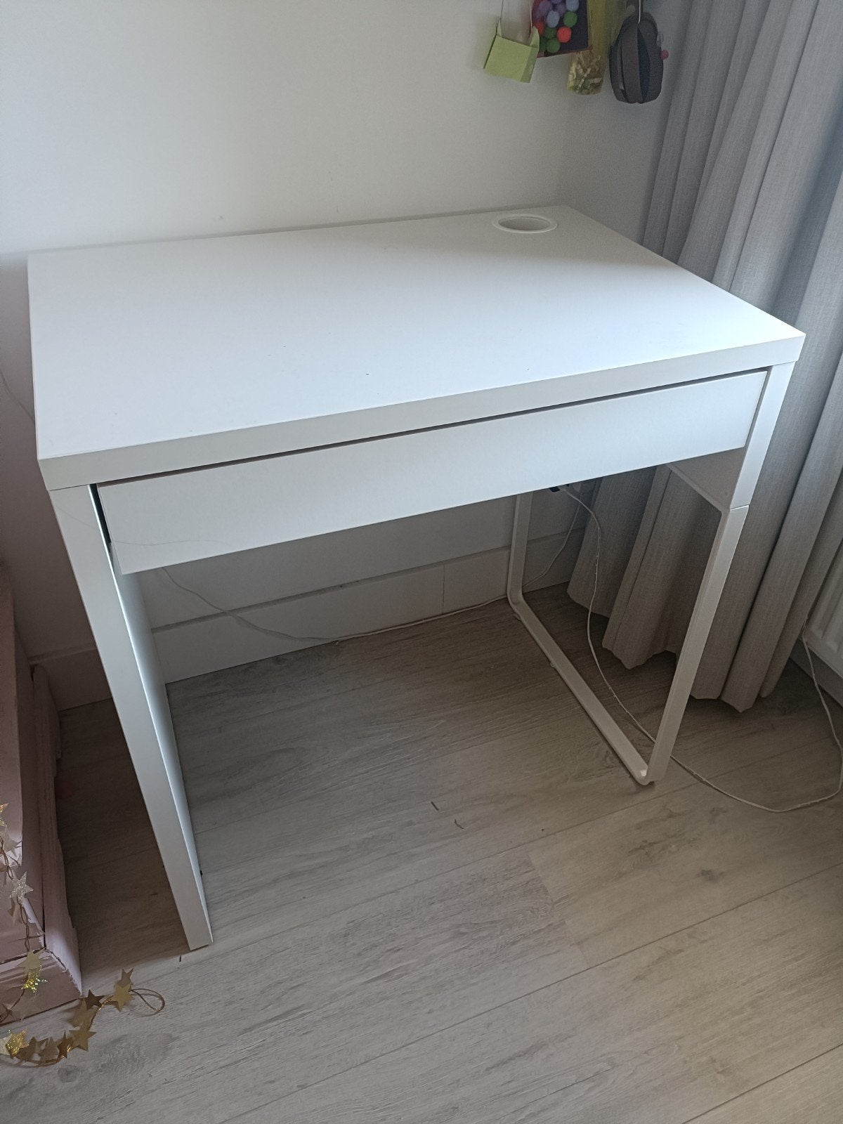Wit Ikea bureau met lade en kabelgoot, Ophalen, Gebruikt, Kabelgoot, IKEA