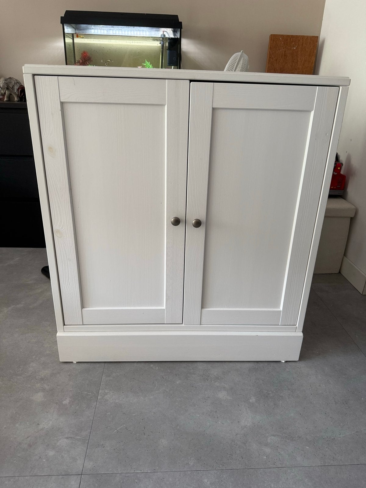 Witte kast met twee deuren en plank, Ophalen, Zo goed als nieuw