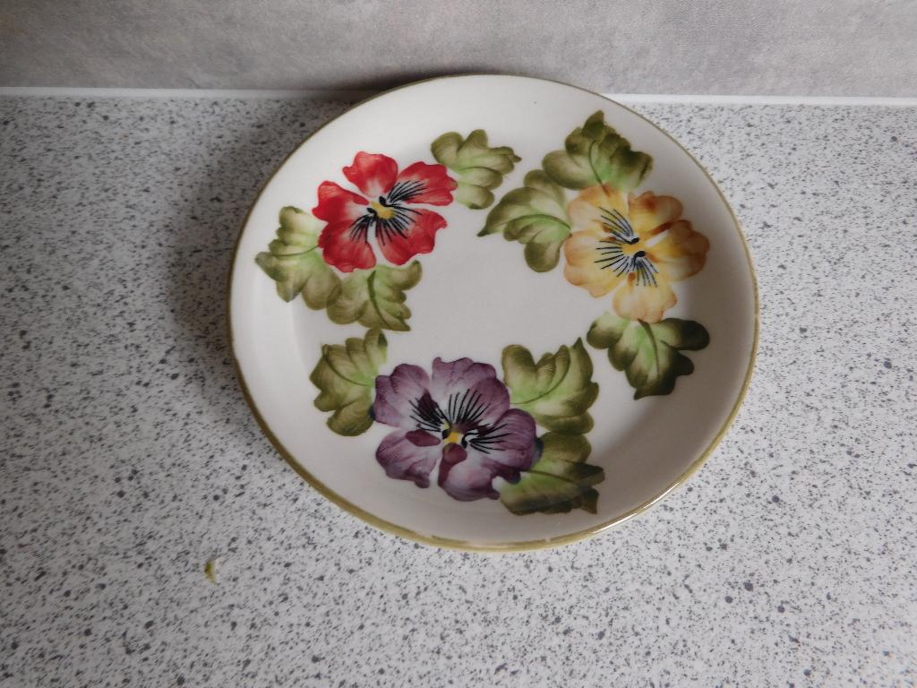 Bord 11 cm. Anemoon Vic's Handpainted, Ophalen of Verzenden, Zo goed als nieuw, Bord(en), Overige stijlen