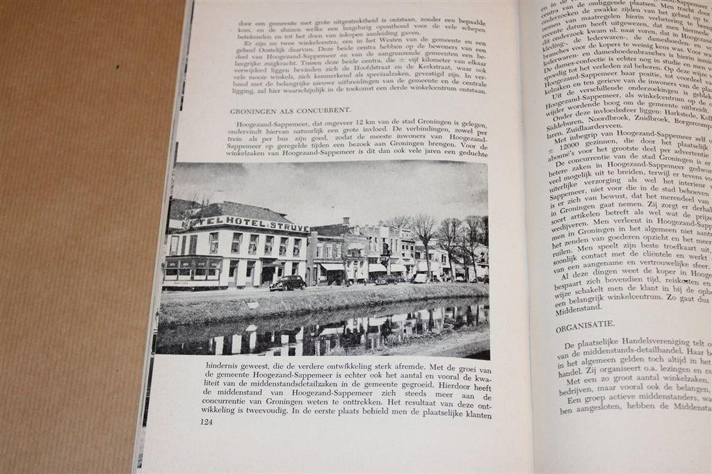 Hoogezand-Sappemeer [1953] — Jubileumeditie 325 Jaar, Boeken, Geschiedenis | Stad en Regio, Ophalen of Verzenden, Gelezen