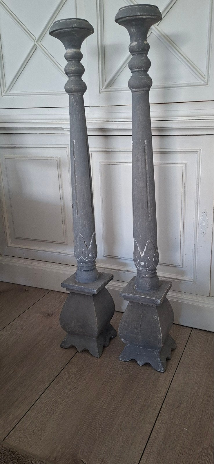 Set van 2 grijze houten kandelaars, Antiek en Kunst, Ophalen, Overige materialen