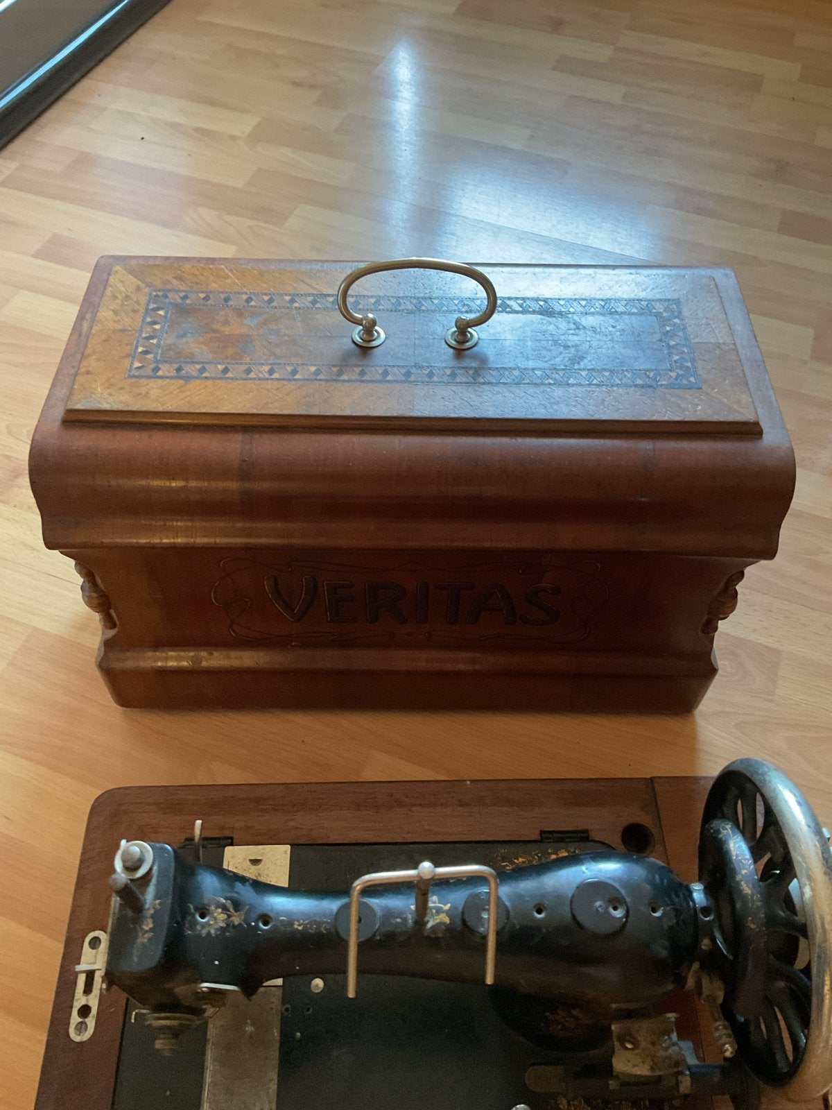 Ouderwetse Veritas Naaimachine met Houten Kist, Antiek en Kunst, Antiek | Naaimachines, Ophalen