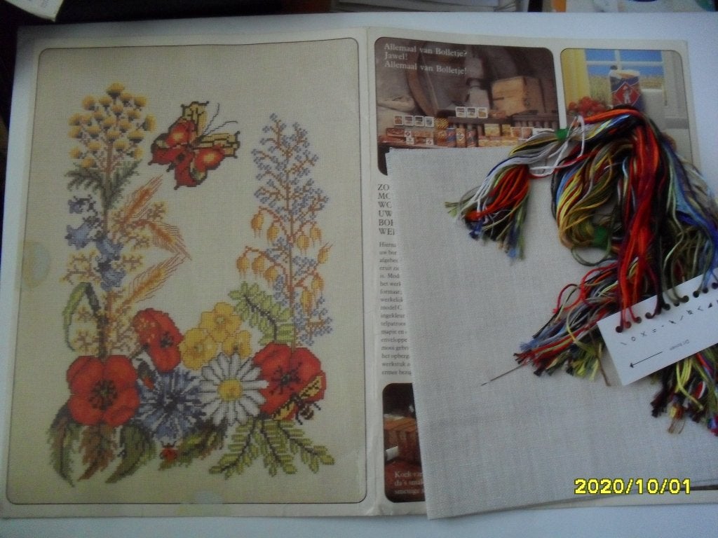 NIEUW Compleet Borduurpakket Bloemen v Bolletje. Heb ook DMC, Hobby en Vrije tijd, Ophalen of Verzenden, Nieuw, Handborduren, Borduurpakket