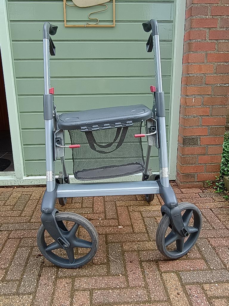 Rollator | opvouwbaar, lichtgewicht, in hoogte verstelbaar, Ophalen, Opvouwbaar, Zo goed als nieuw