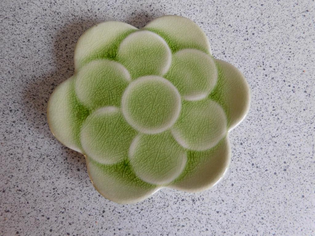 Bord 10 cm. Groen Bloem, Huis en Inrichting, Keuken | Servies, Keramiek, Ophalen of Verzenden, Zo goed als nieuw, Bord(en)
