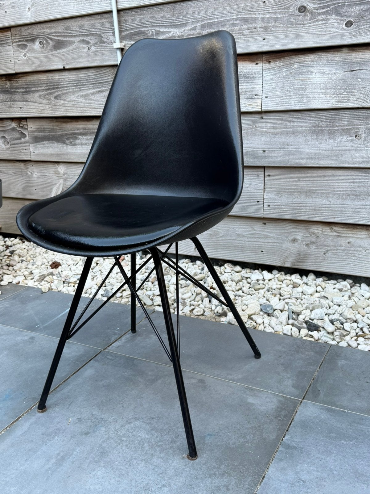 4 zwarte stoelen - kuipjes eames look a like, Ophalen, Gebruikt, Zwart, Vier