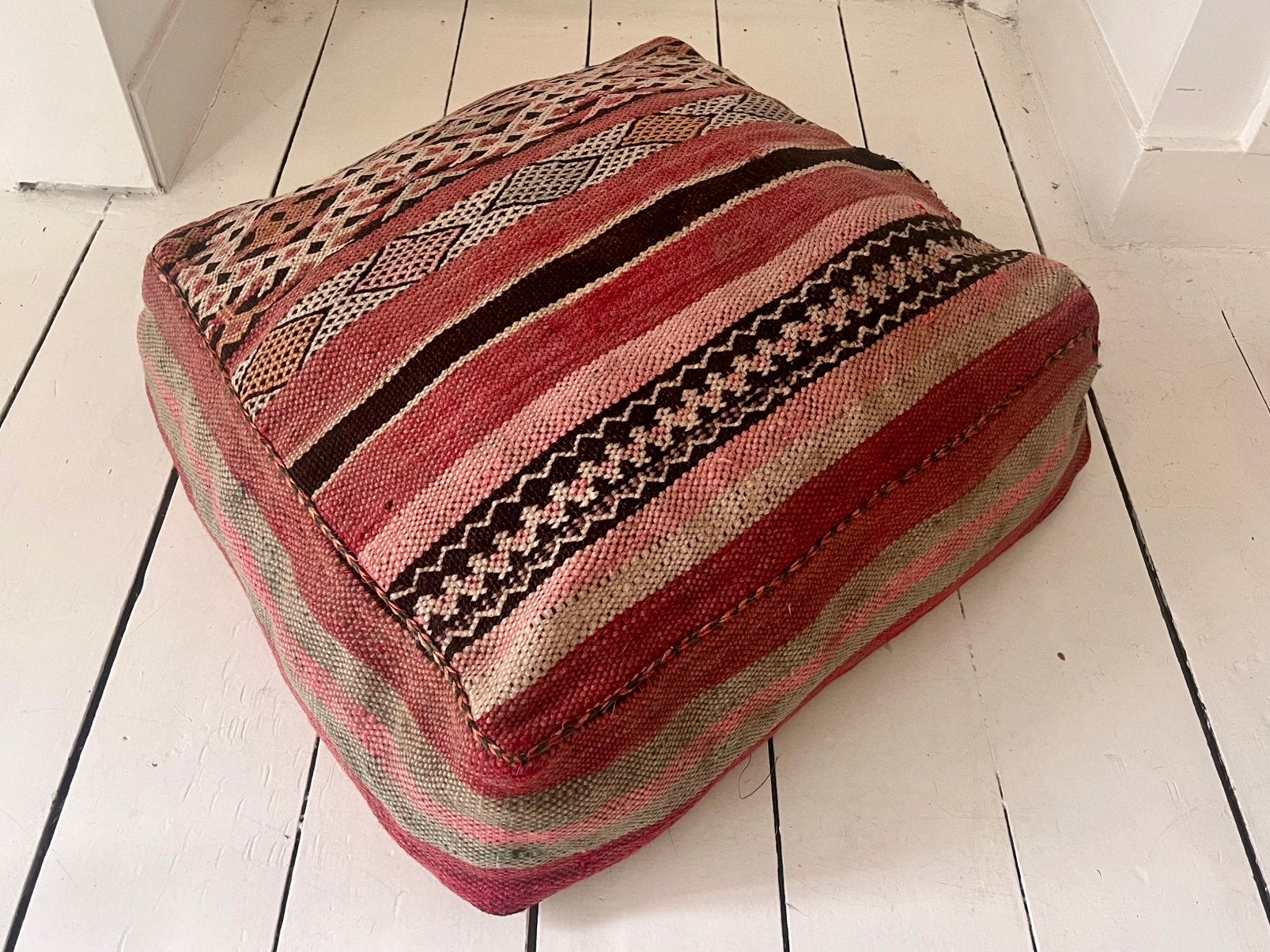 Marokkaanse handgemaakte kelim berber poef / vloerkussen, Gebruikt, Ophalen of Verzenden, 50 tot 75 cm, Vierkant
