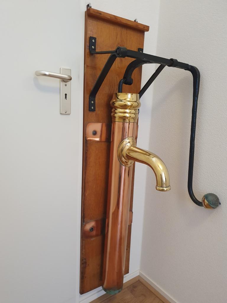 Antieke waterpomp van koper ter decoratie., Ophalen