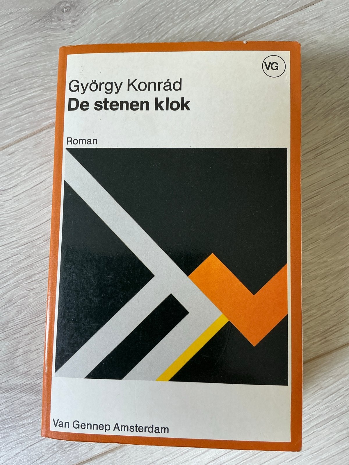 György Konrád - De stenen klok (Roman), Ophalen of Verzenden, Zo goed als nieuw, Nederland