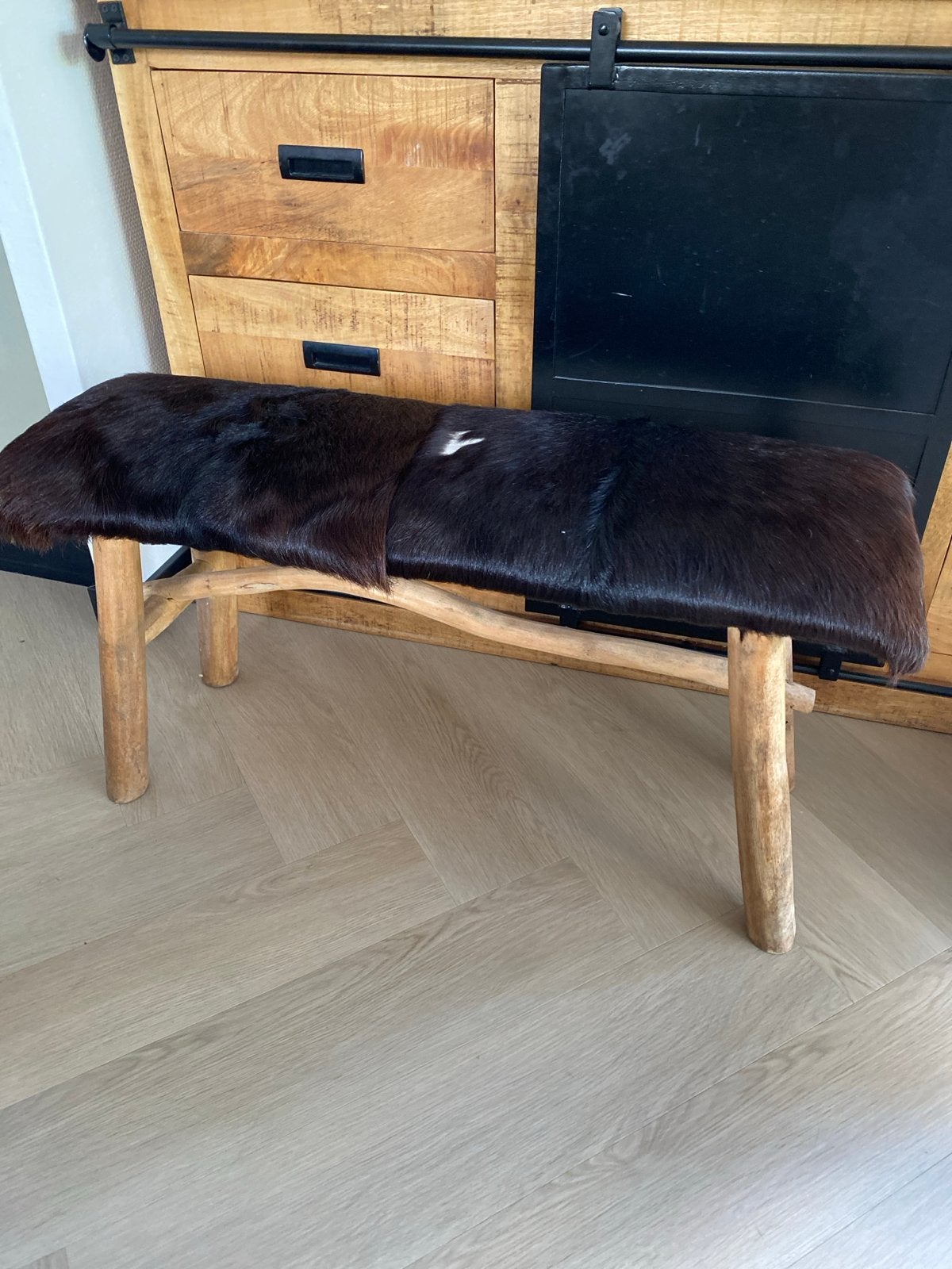 Unieke houten bank met koeienhuid bekleding, Huis en Inrichting, Ophalen, Minder dan 50 cm, 75 tot 100 cm, Zo goed als nieuw