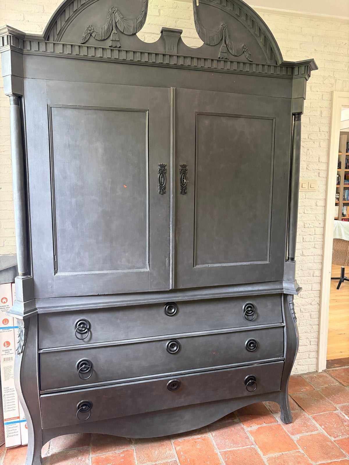 Antieke kledingkast/dressoir in donkergrijze afwerking, Ophalen