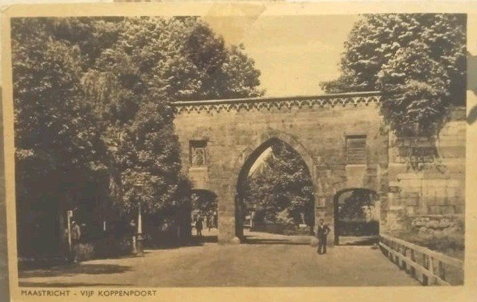 Maastricht Vijf koppenpoort. gelopen oude kaart Nostalgie, Ophalen of Verzenden, Voor 1940, Gebruikt, Kind