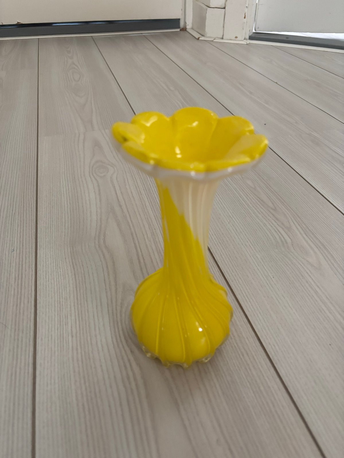 Gele glazen vaas met bloemvormige opening, Ophalen of Verzenden