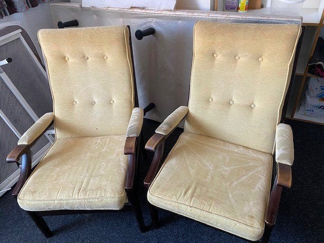 fauteuils  hout  lichtgele stof opknapper  2 stuks, Ophalen, Gebruikt, Klassiek  vintage, 75 tot 100 cm