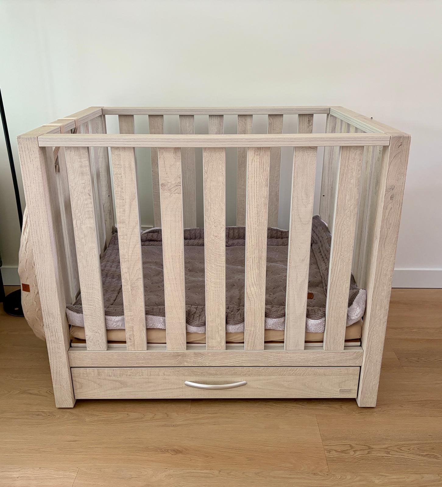 TWF babybox met lade  bruin/grijs en accessoires, Kinderen en Baby's, Boxen, Ophalen, Gebruikt, In hoogte verstelbaar