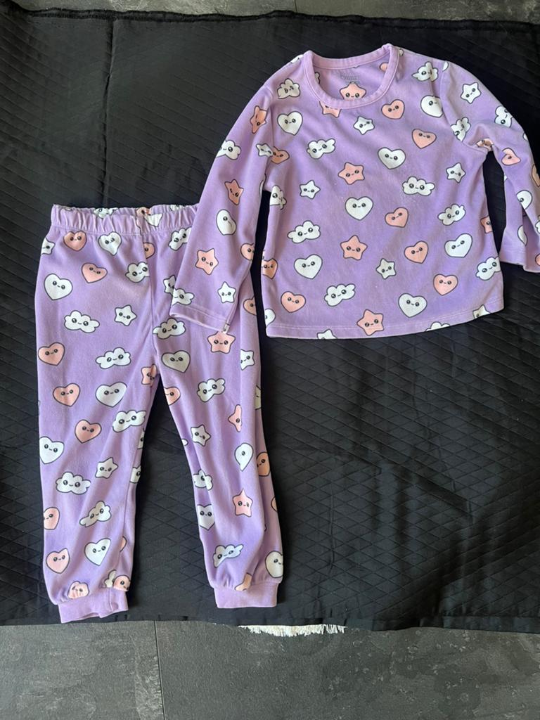 Lila pyjama met hartjes en wolkjes - Maat 98, Kinderen en Baby's, Kinderkleding | Maat 98, Ophalen of Verzenden, Zo goed als nieuw