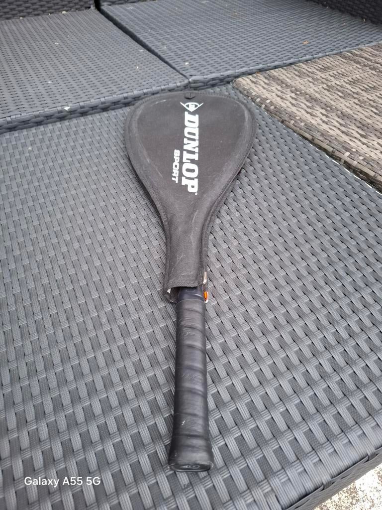 Dunlop Squash Racket met Hoes - Zo goed als nieuw, Sport en Fitness, Squash, Dunlop Sports, Ophalen of Verzenden, Zo goed als nieuw