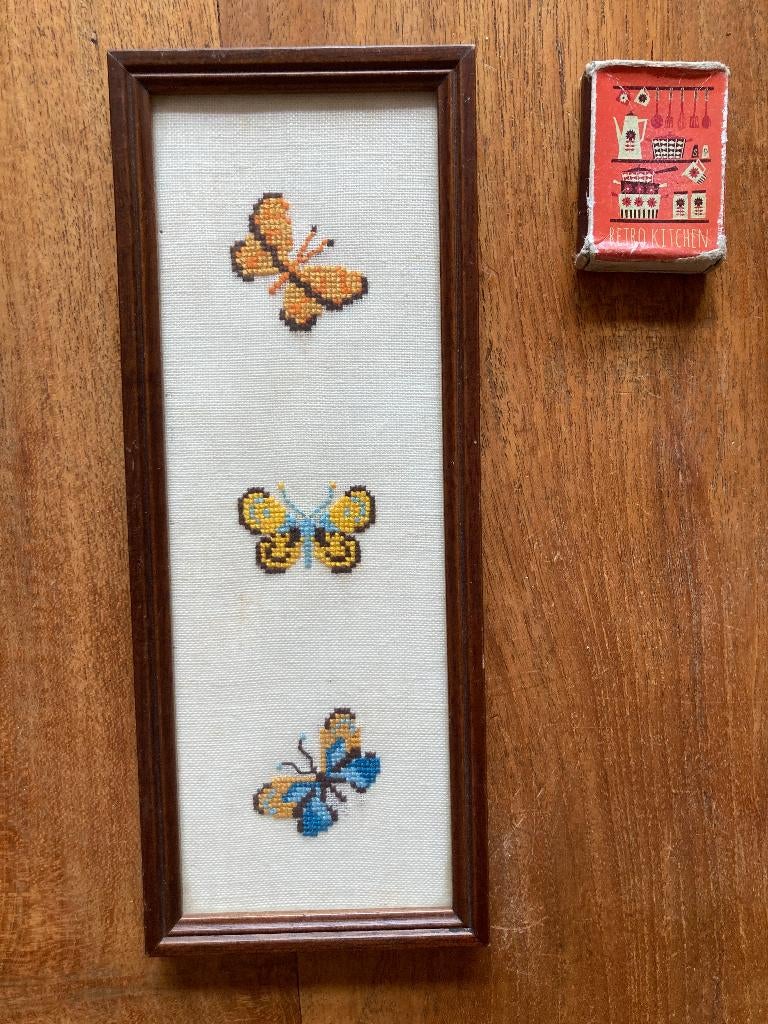 3 geborduurde vlindertjes vlinders in smal rank hoog lijstje, Minder dan 50 cm, Oorspronkelijke maker, Overige typen, Ophalen of Verzenden