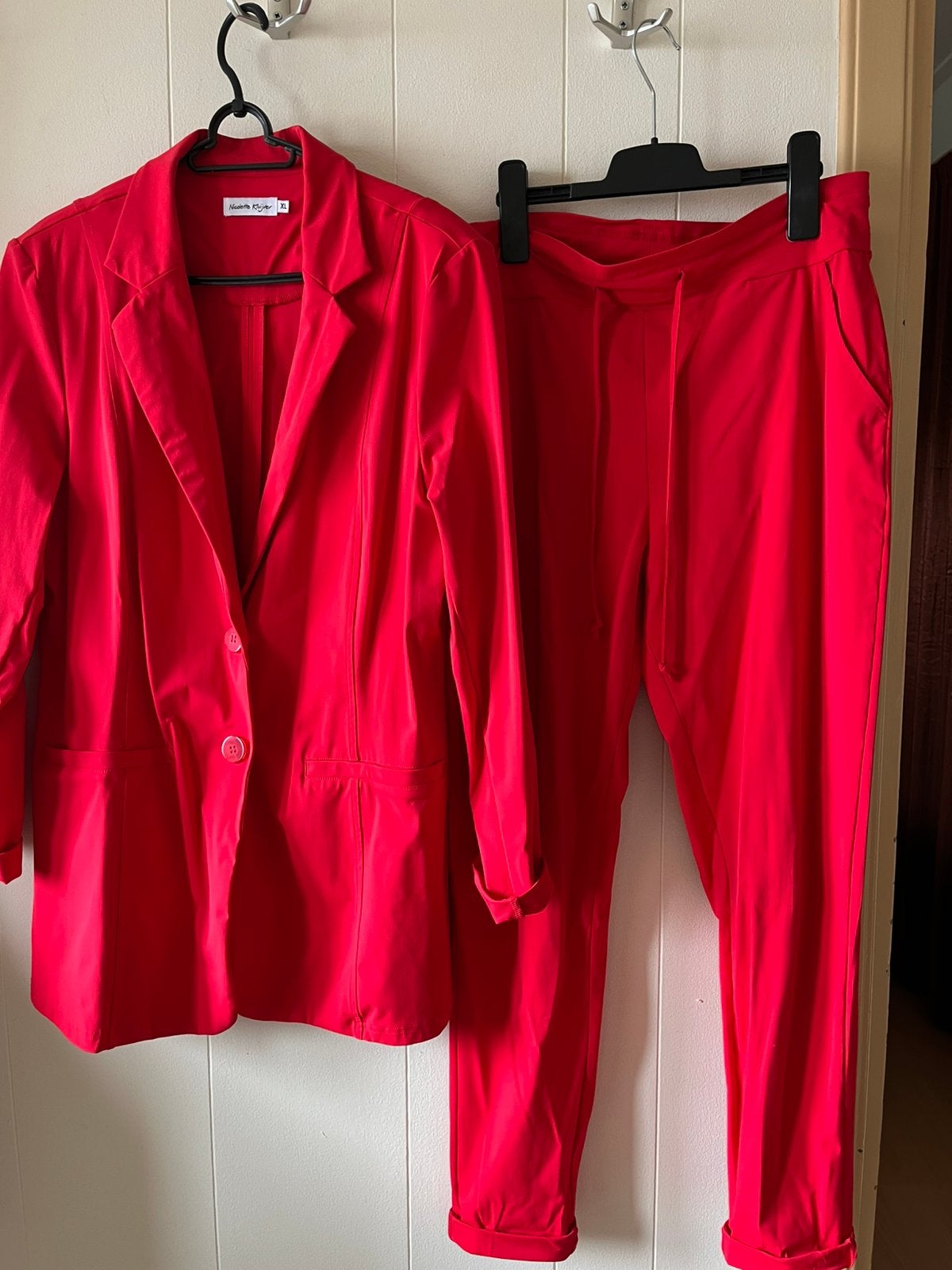 Rood pak travelstof in nieuwstaat, Ophalen of Verzenden, Zo goed als nieuw, Maat 46/48 (XL) of groter, Rood