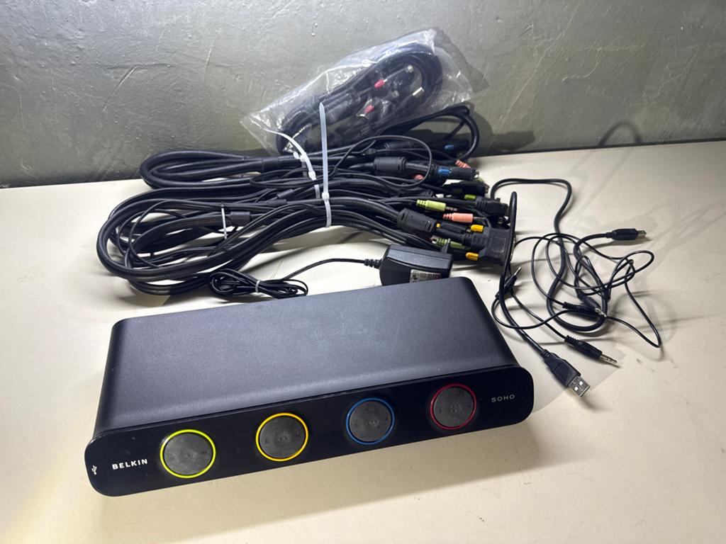 Belkin SOHO 4-Port DVI KVM Switch F1DD104L met kabels, Ophalen of Verzenden, Gebruikt