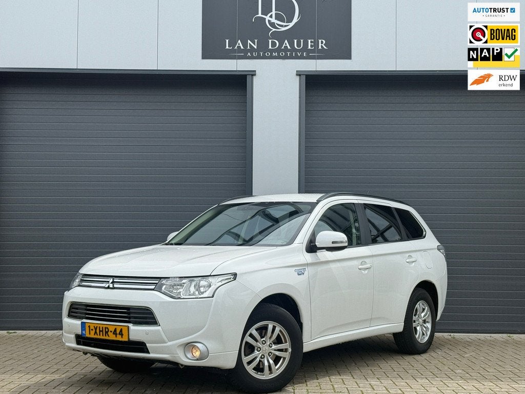 Mitsubishi Outlander 2.0 PHEV Business Edition / CAMERA NAVI, Auto's, Mitsubishi, 4 cilinders, Wit, Vierwielaandrijving, Hybride Elektrisch/Benzine