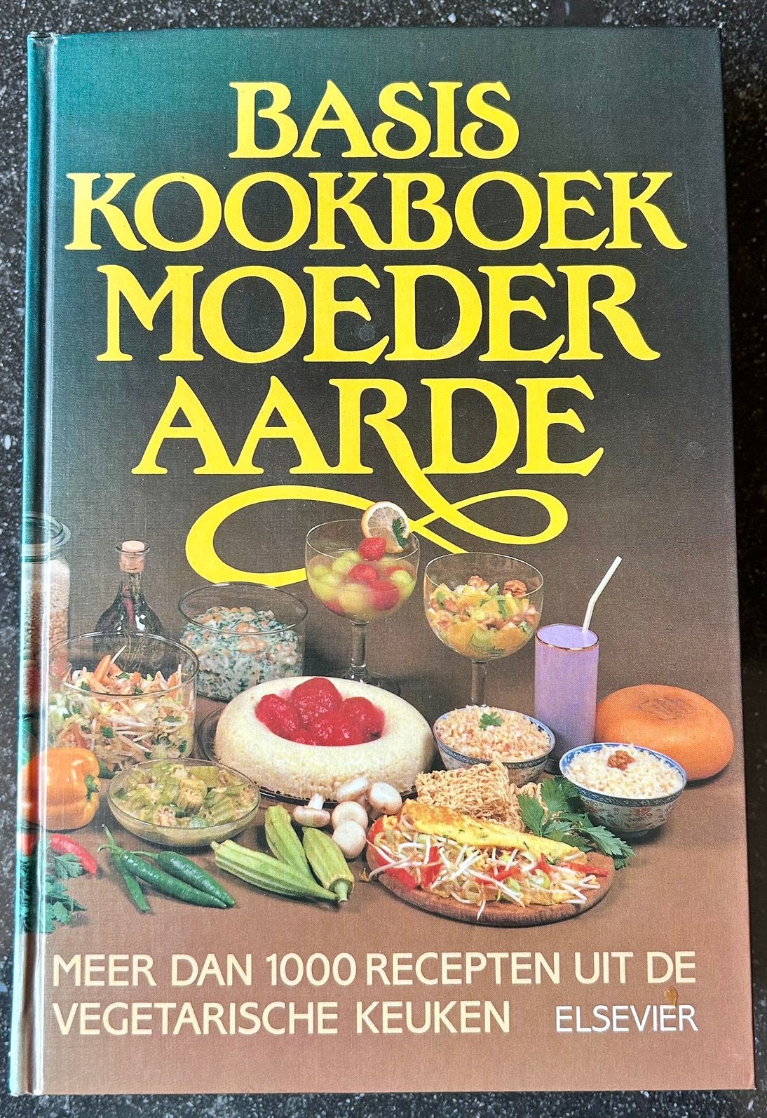 Basis Kookboek Moeder Aarde - Vegetarische Keuken - Elsevier, Helene Matze - Letty van der Kooi en Betty van Essen., Zo goed als nieuw