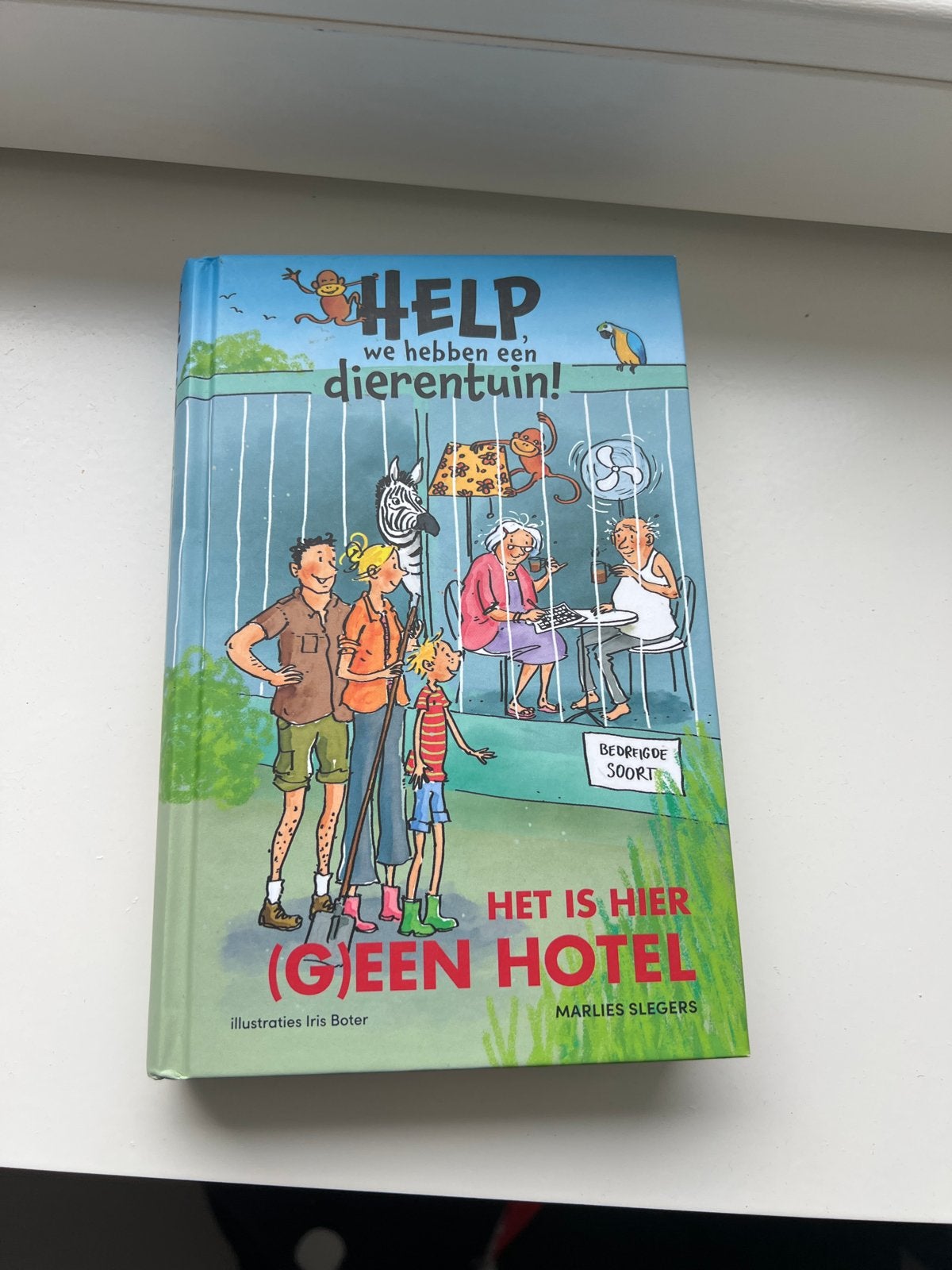 Help, we hebben een dierentuin! - Marlies Slegers, Boeken, Ophalen, Zo goed als nieuw, Fictie algemeen