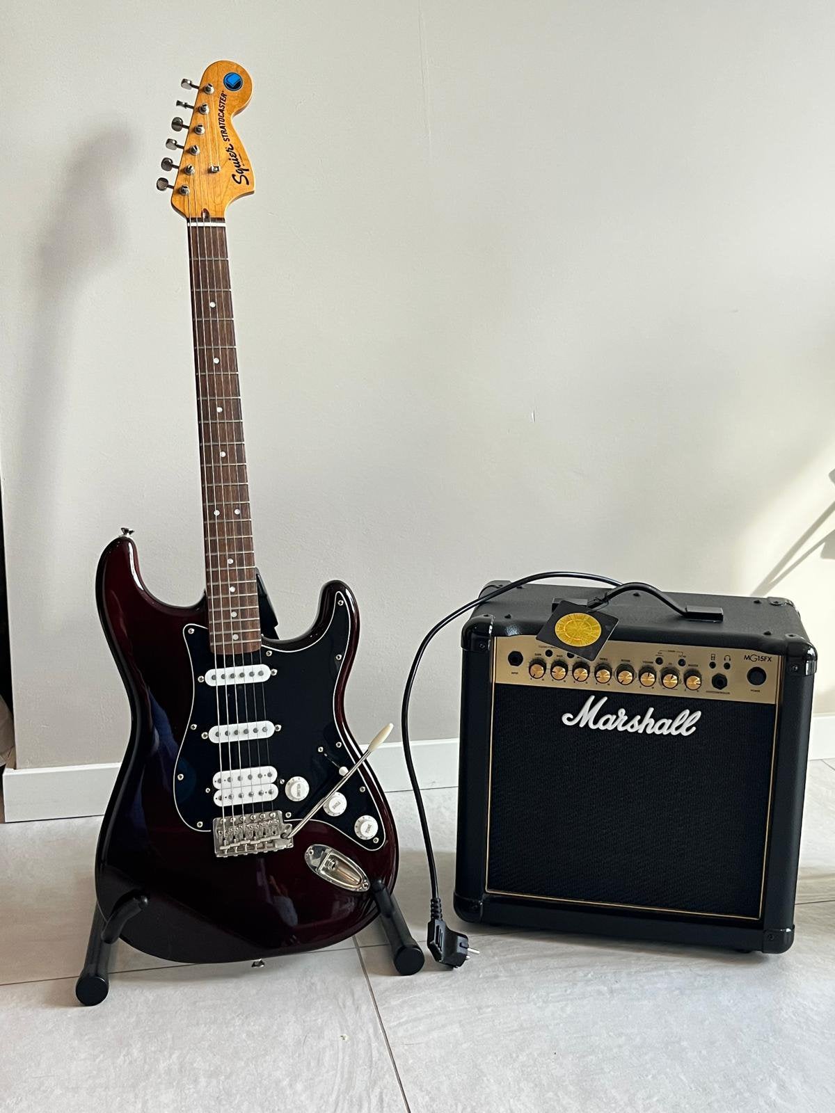Elektrische Squier stratocaster gitaar + marshall versterker, Ophalen, Zo goed als nieuw, Solid body, Fender