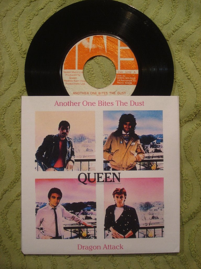 Queen 7” Single: Another One Bites The Dust (Jamaica) rood, Ophalen of Verzenden, Gebruikt, 7 inch, Rock en Metal