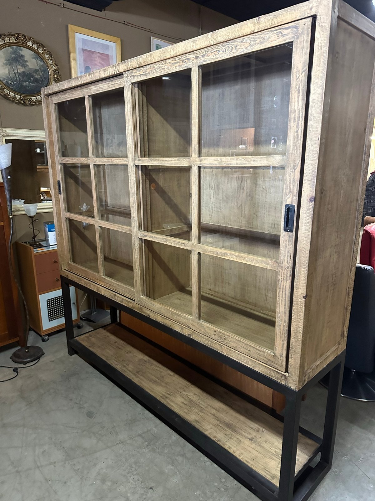 Industriële boekenkast/vitrinekast met schuifdeuren, Ophalen, Gebruikt, 100 tot 150 cm, C