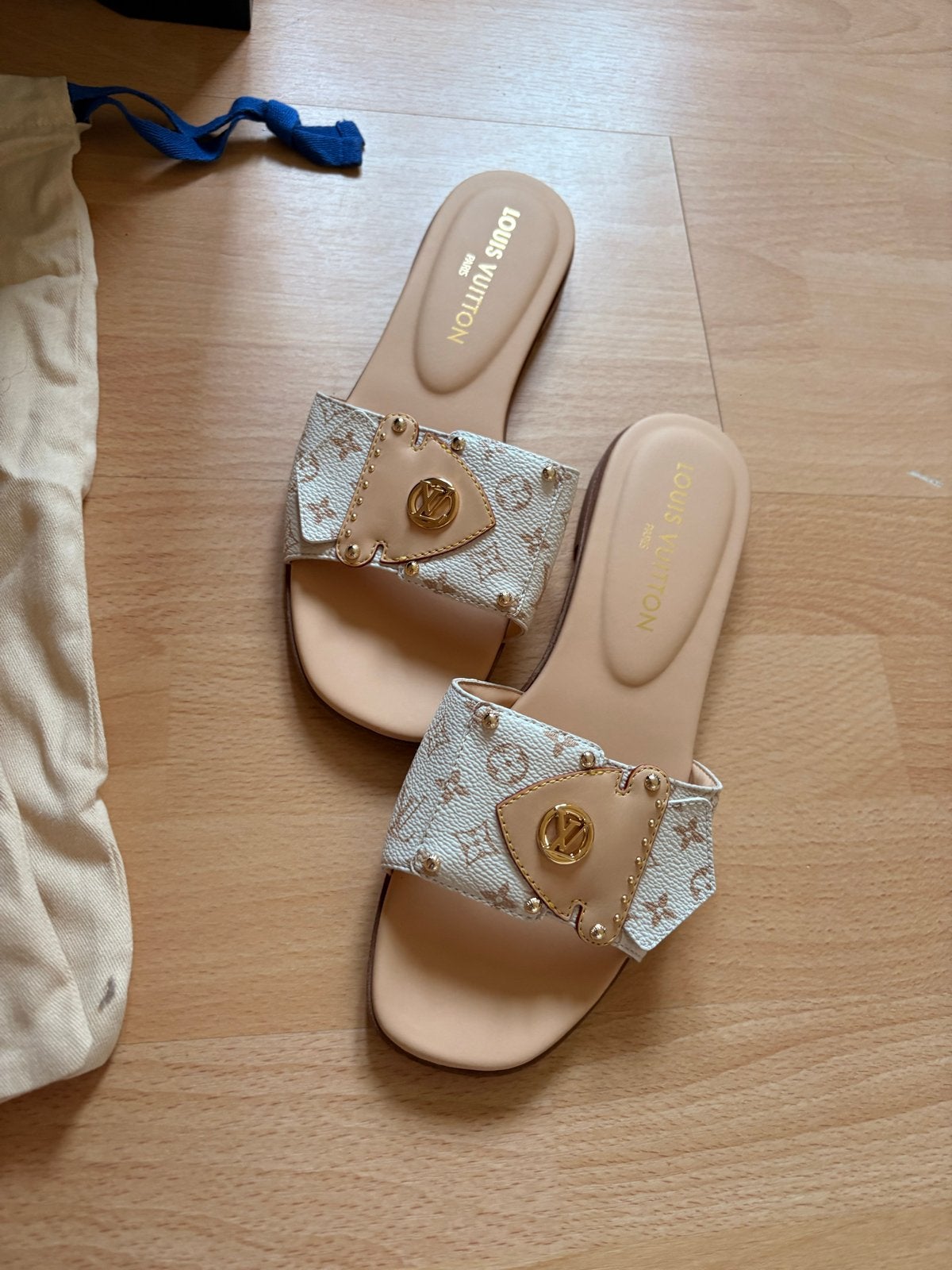 Louis Vuitton Slippers Maat 39 - Nieuw, Ophalen of Verzenden, Nieuw, Beige, Slippers