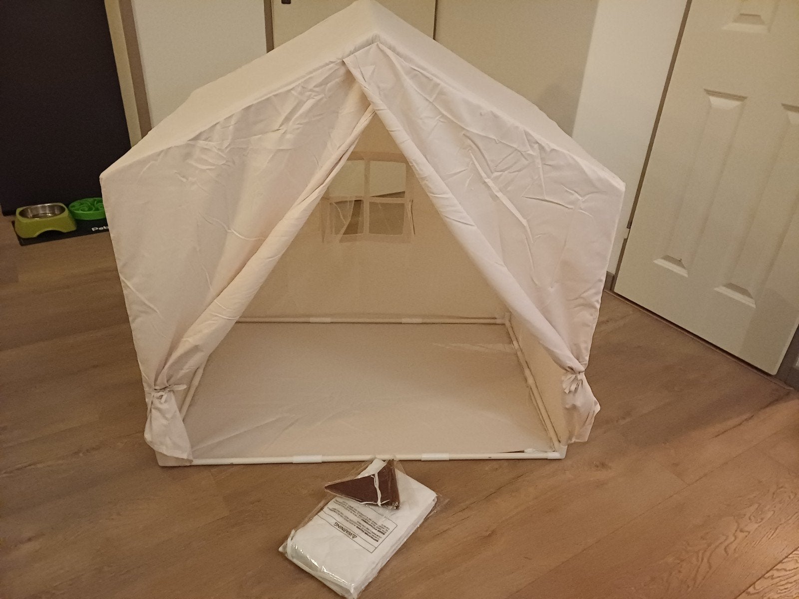 Kinderspeeltent of hondenhuisje. Roomwit 70x104x102cm, Ophalen of Verzenden, Nieuw, Overige materialen