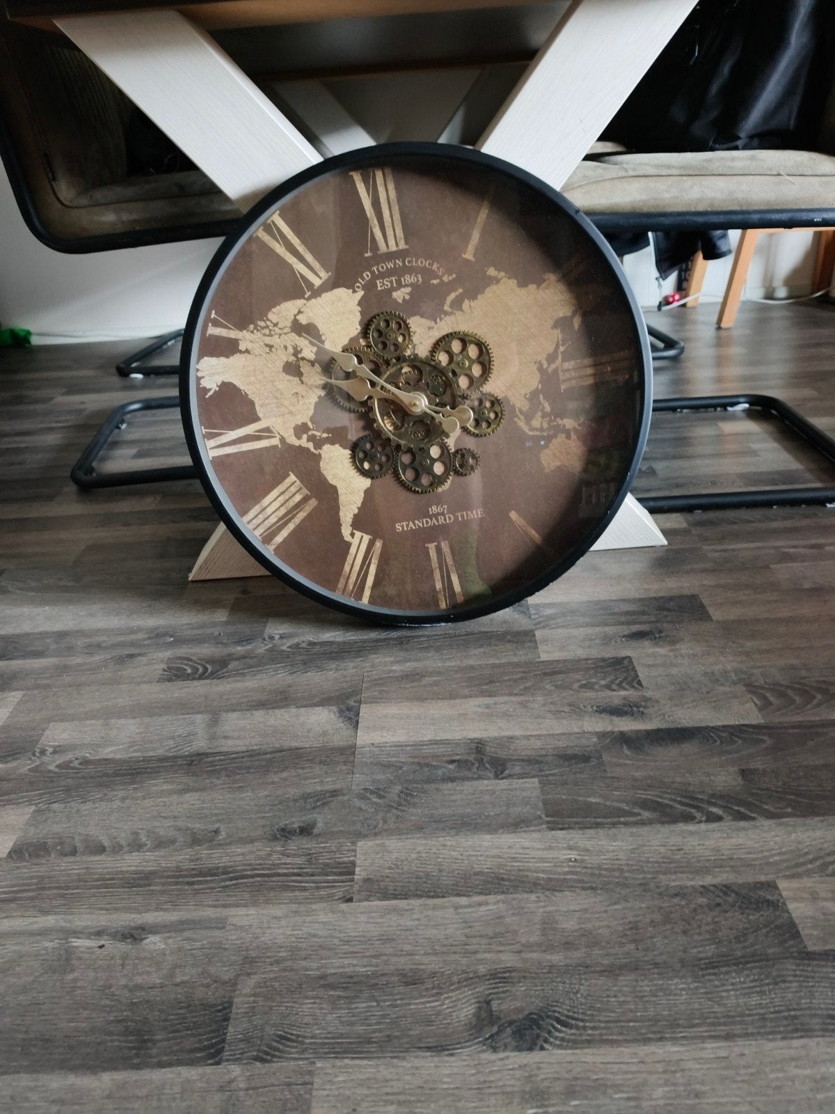 Grote wandklok met wereldkaart en tandwielen, Ophalen, Zichtbaar uurwerk, Bruin, Analoog