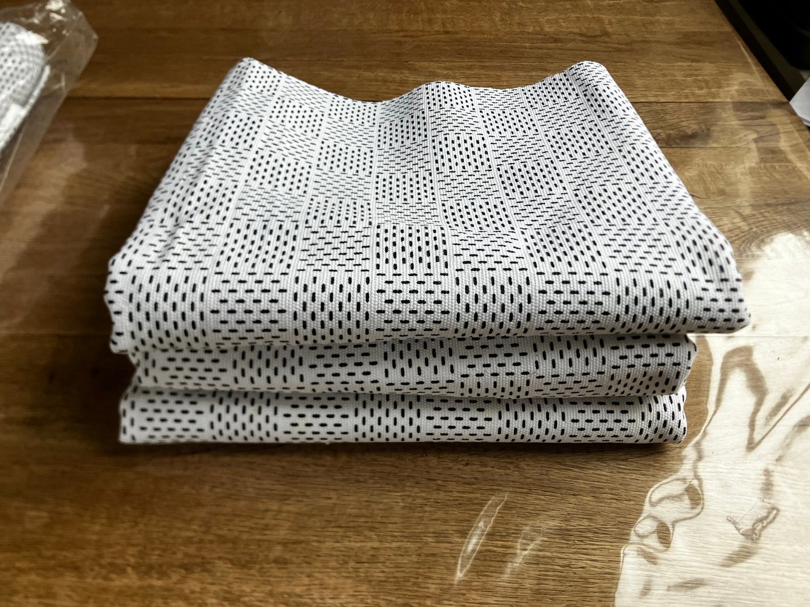 Tafelloper - Wit met Zwart Patroon (240x45cm), Nieuw, Ophalen of Verzenden, Katoen, Tafelloper