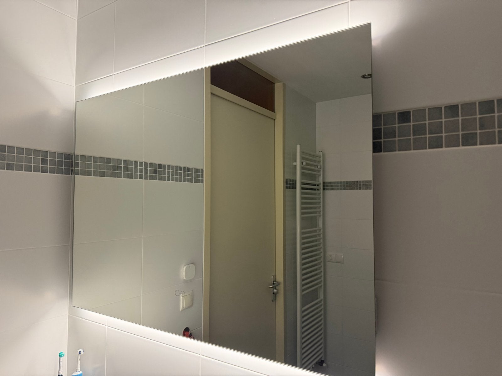 Badkamerspiegel met dimbare verlichting en stopcontacten, Ophalen, Zo goed als nieuw, 75 tot 100 cm, Minder dan 100 cm