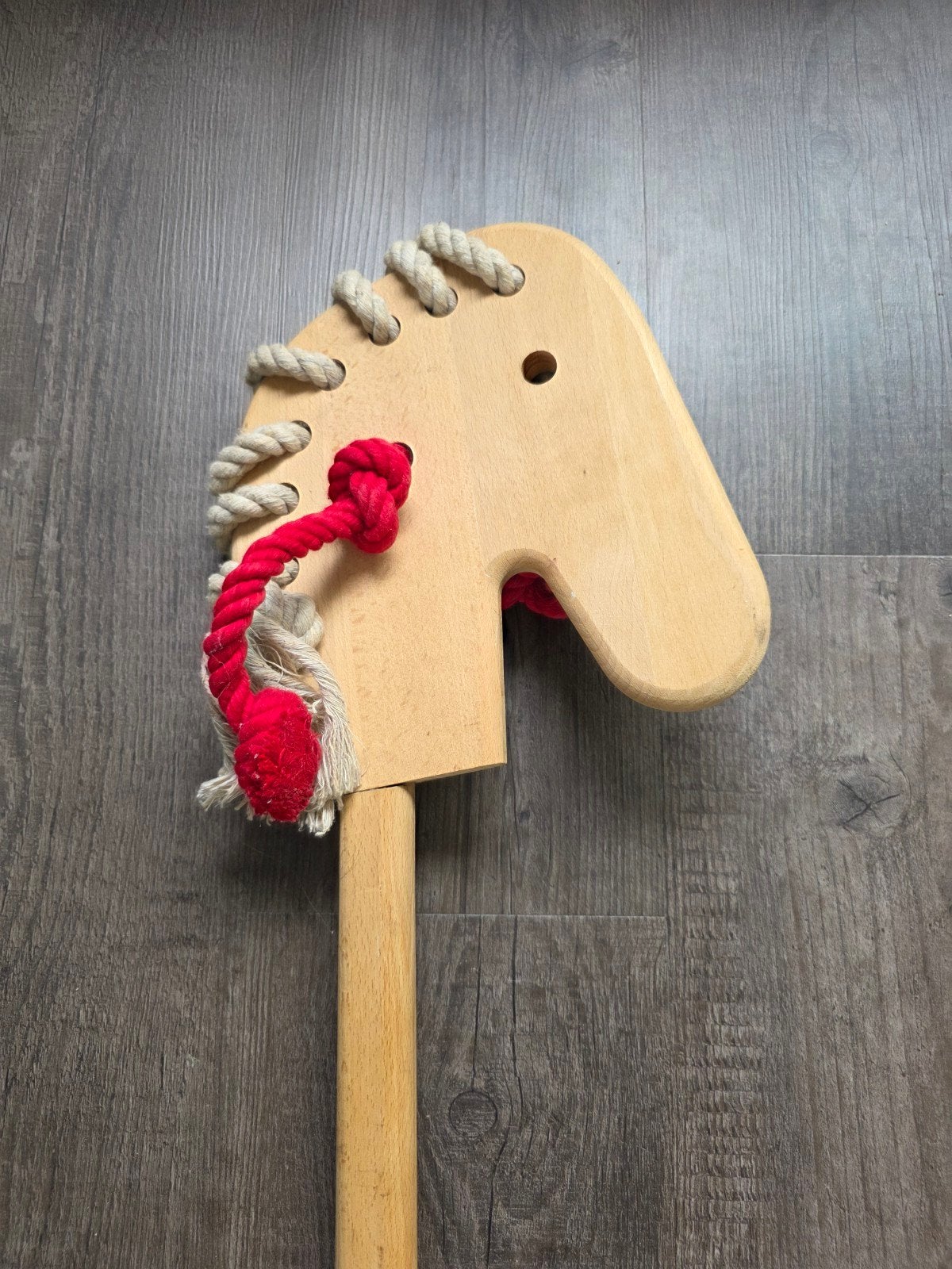 Houten stokpaardje met rode details, Ophalen, Gebruikt, Jongen of Meisje