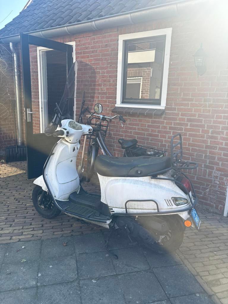 Witte Scooter - zeer weinig km, Fietsen en Brommers, Snorfietsen en Snorscooters, Gebruikt, Overige merken, Benzine, Ophalen of Verzenden