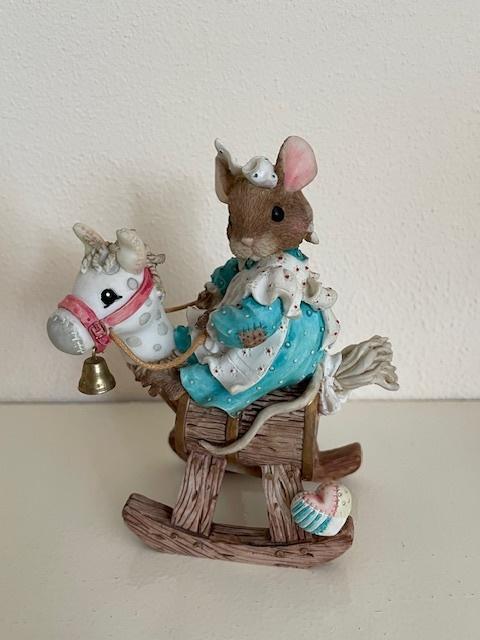 Beeldje Muis op Hobbelpaard Priscilla Hillman EnescoLtd.Edit, Ophalen of Verzenden, Zo goed als nieuw, Dier