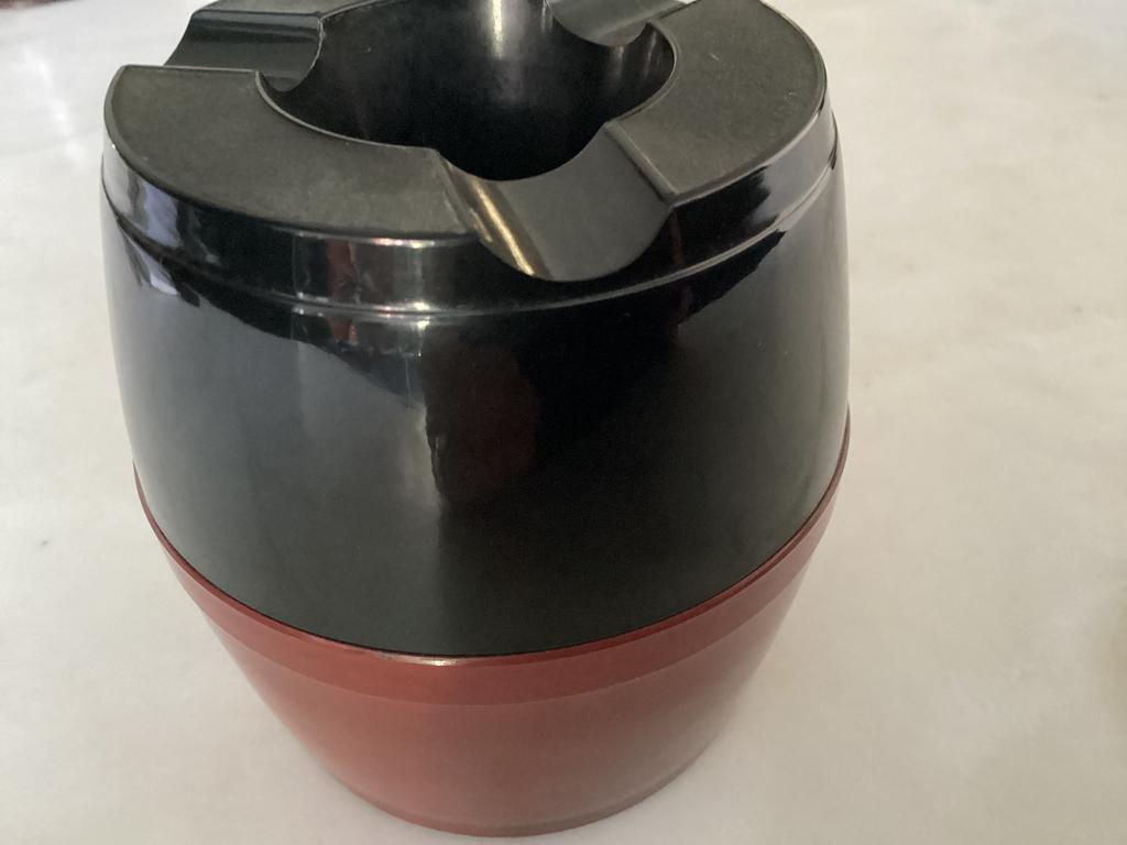 Bakeliet asbak Rood/Zwart doorsn,7, hoog 9 cm €€14,95, Ophalen
