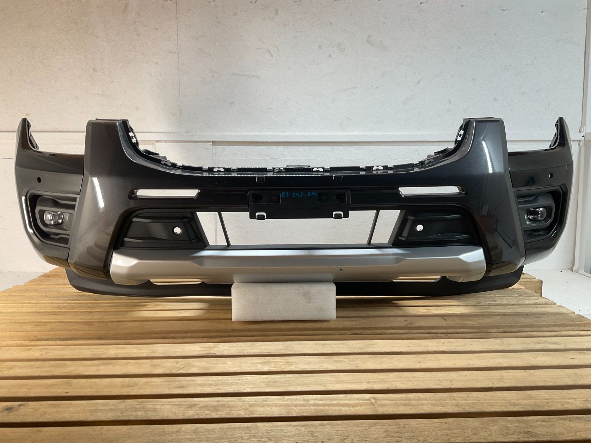 Bumper Ford Ranger IV MK4 24-26 N1WB-17C831-HAW Voorbumper R, Gebruikt, Voor, Info@ford.com, Ophalen of Verzenden
