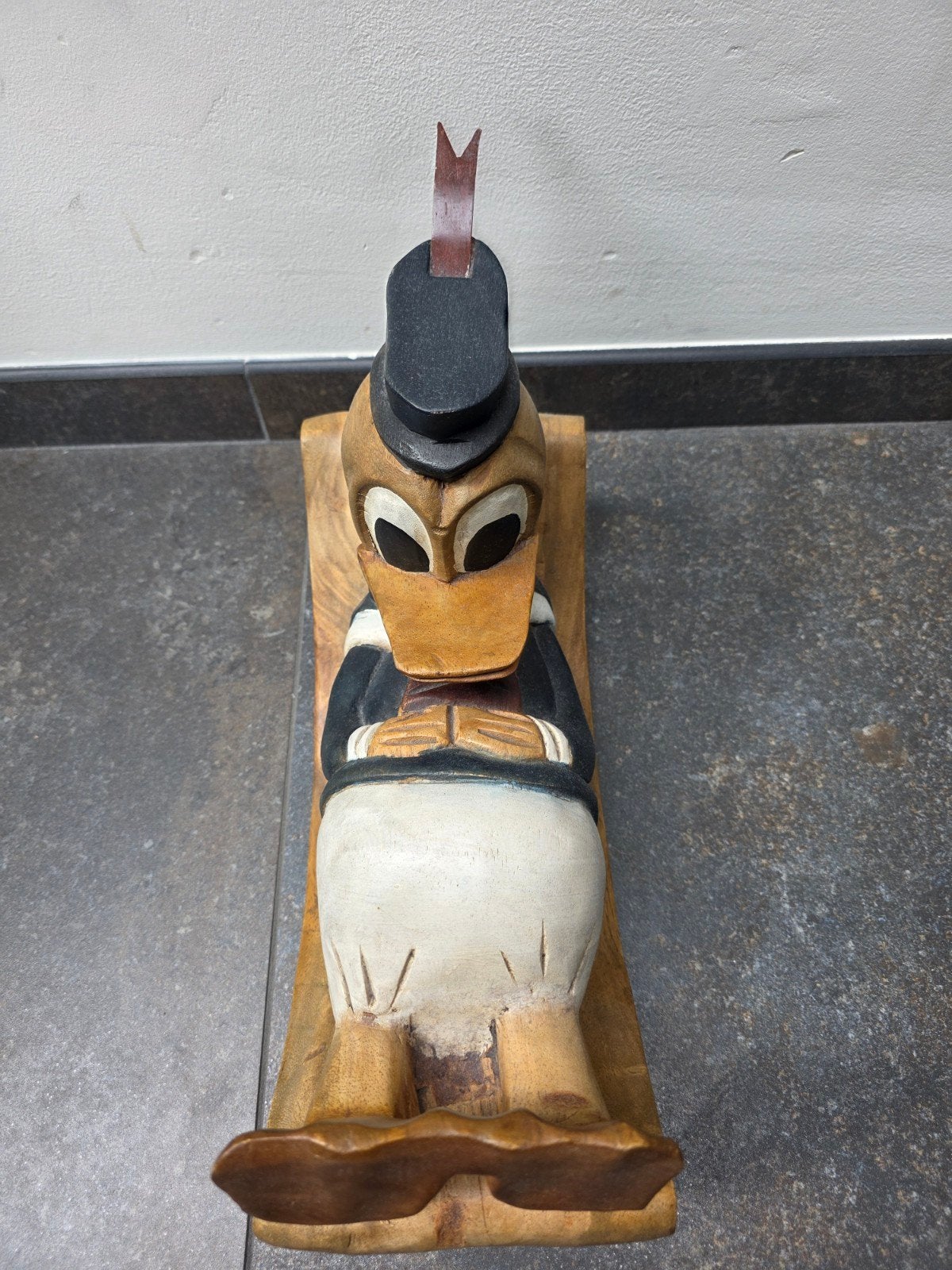 Houten beeld Donald Duck op schommelstoel, Ophalen of Verzenden