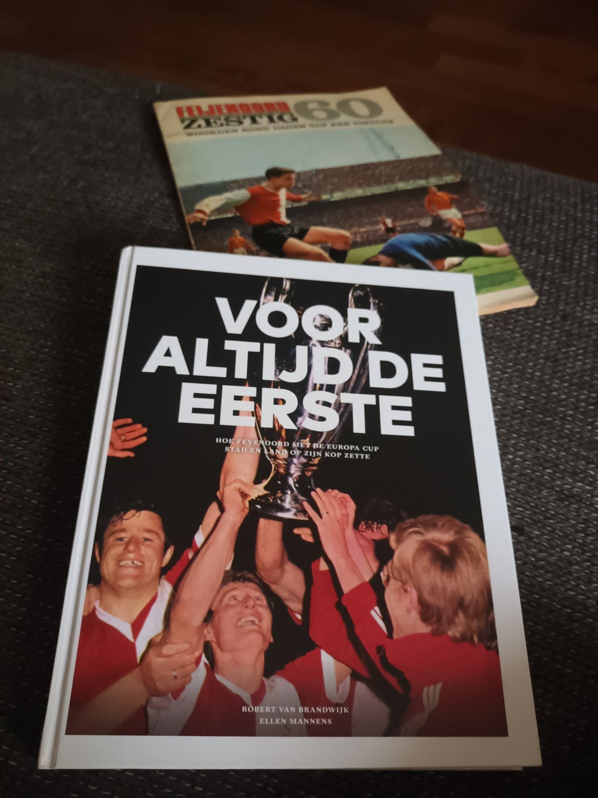 Feyenoord "Voor altijd de eerste" + jaren 60 tijdschrift, Boeken, Ophalen of Verzenden, Balsport