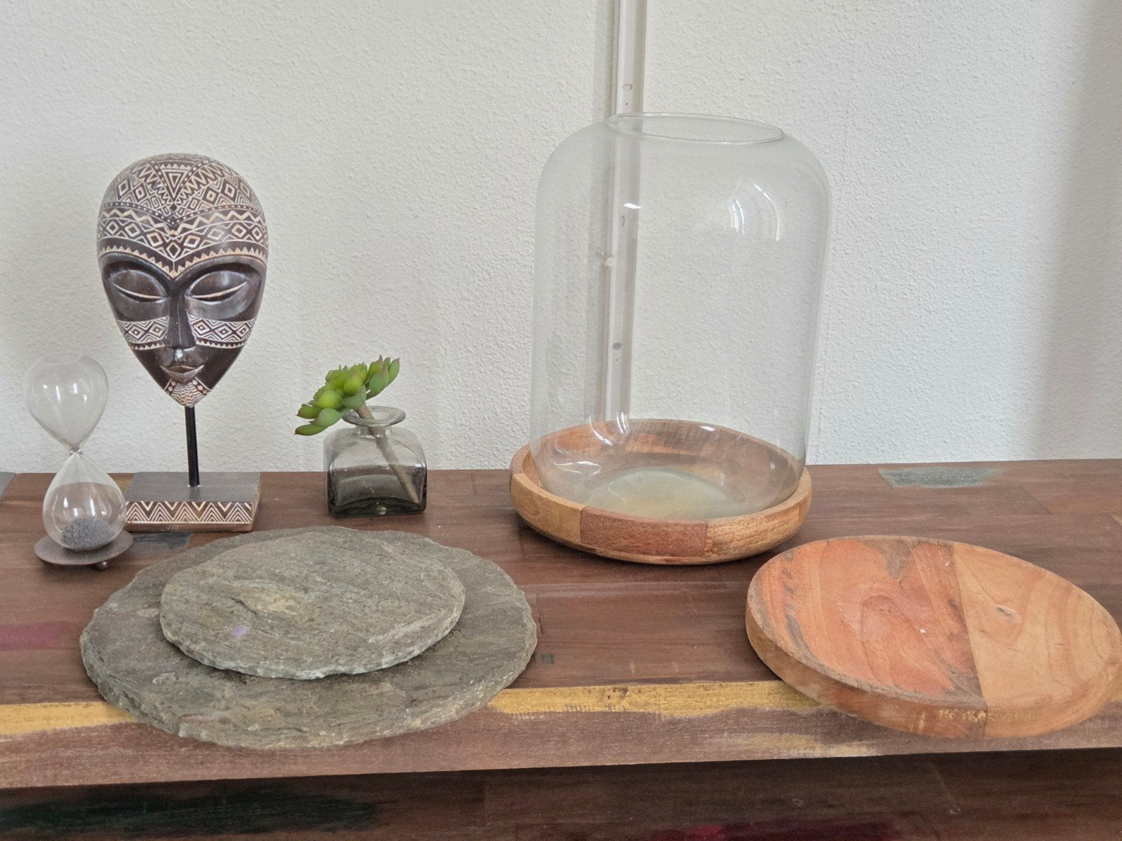 Diverse woonaccessoires: borden, schaal, zandloper, masker, Ophalen